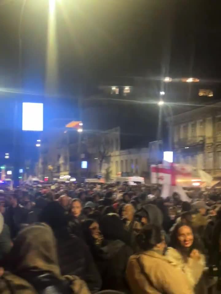 La manifestación continúa en la avenida Melikishvili, después de que las fuerzas especiales georgianas dispersaran a los manifestantes esta mañana. Un mar de policías y fuerzas especiales vigilan la situación