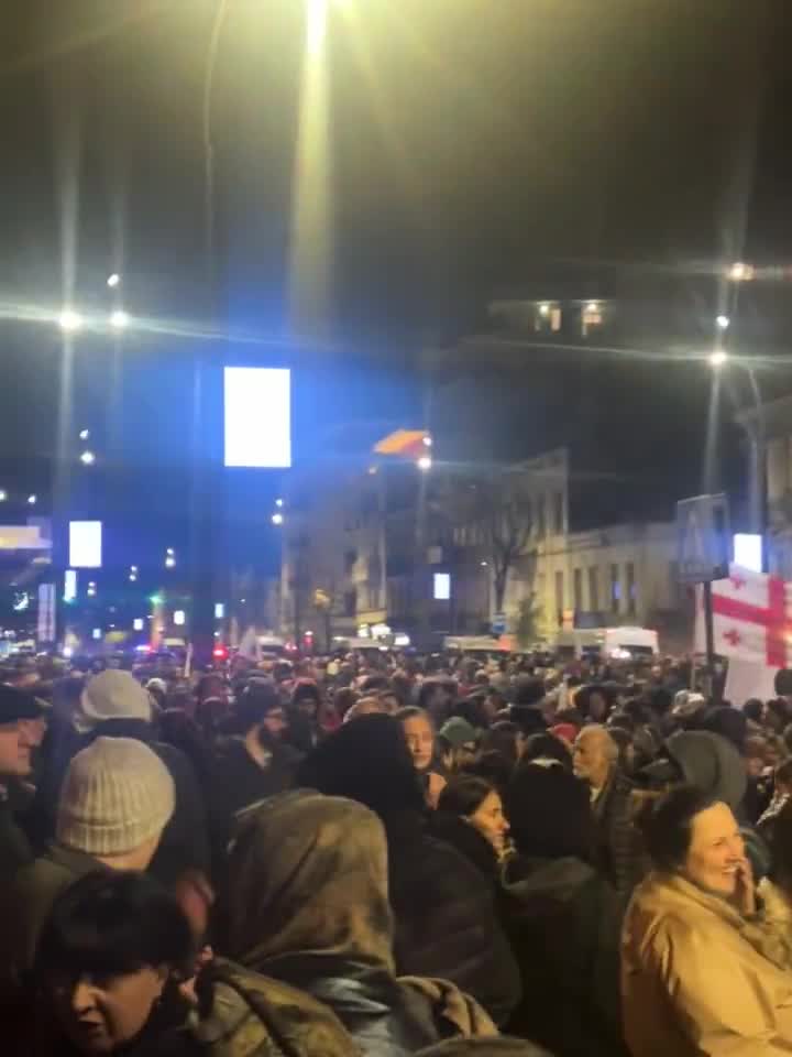 La manifestación continúa en la avenida Melikishvili, después de que las fuerzas especiales georgianas dispersaran a los manifestantes esta mañana. Un mar de policías y fuerzas especiales vigilan la situación