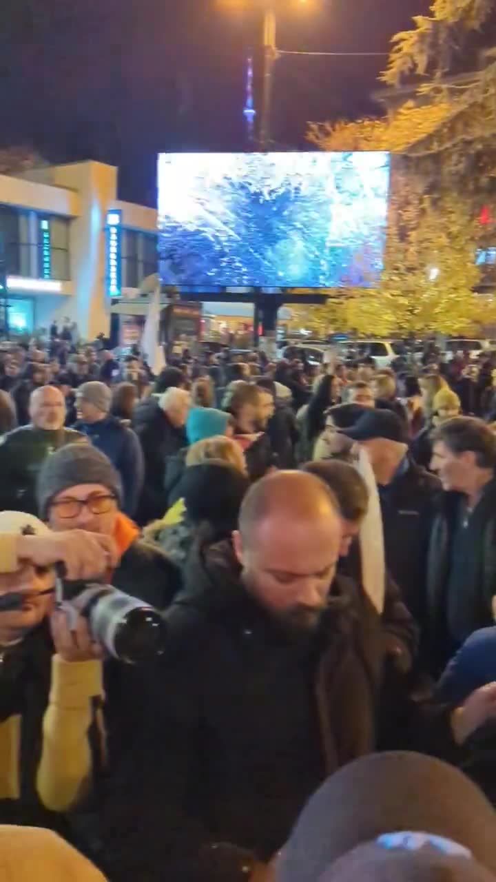 Los manifestantes vuelven a recuperar la zona cercana al edificio de la Universidad Estatal de Tbilisi, donde esta mañana tuvo lugar la dispersión policial. Nini Gabritchidze/Civil.ge