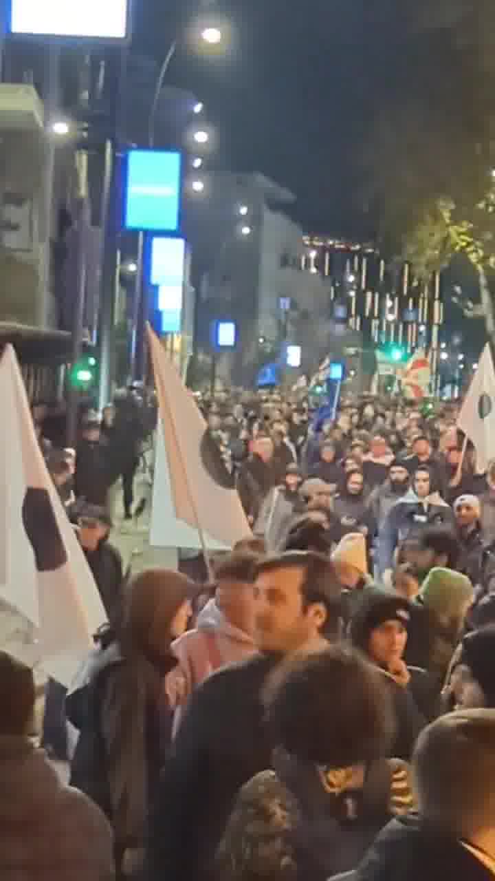 Los manifestantes vuelven a recuperar la zona cercana al edificio de la Universidad Estatal de Tbilisi, donde esta mañana tuvo lugar la dispersión policial. Nini Gabritchidze/Civil.ge