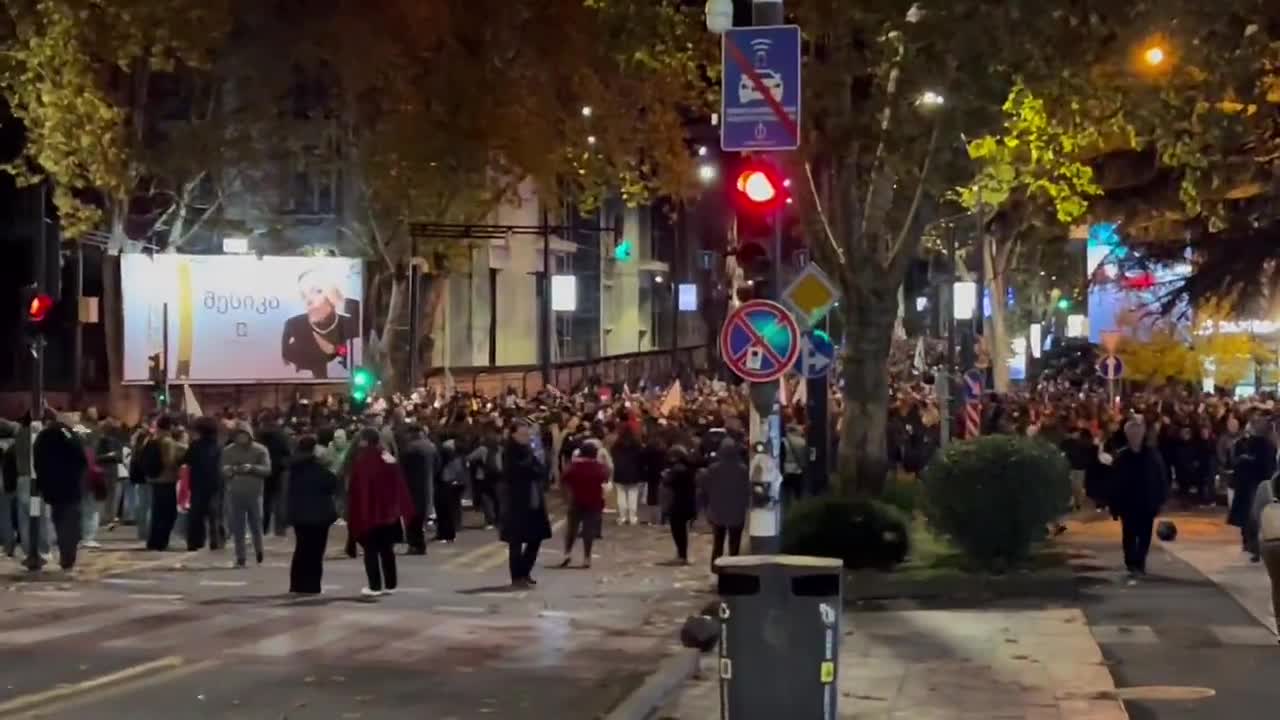 Tbilisi ahora: Los manifestantes casi han llegado al punto inicial de la protesta, junto a la Universidad Estatal de Tbilisi. La policía se ha movilizado cerca, pero en pequeñas cantidades.