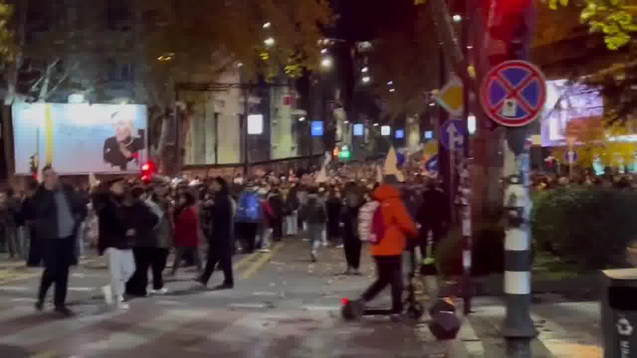 Tbilisi ahora: Los manifestantes casi han llegado al punto inicial de la protesta, junto a la Universidad Estatal de Tbilisi. La policía se ha movilizado cerca, pero en pequeñas cantidades.