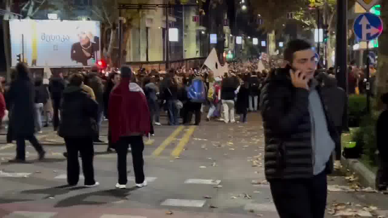 Tbilisi ahora: Los manifestantes casi han llegado al punto inicial de la protesta, junto a la Universidad Estatal de Tbilisi. La policía se ha movilizado cerca, pero en pequeñas cantidades.