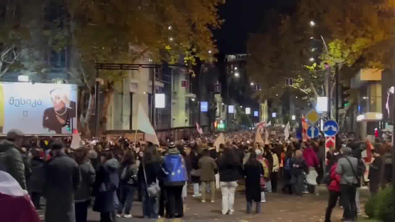 Tbilisi ahora: Los manifestantes casi han llegado al punto inicial de la protesta, junto a la Universidad Estatal de Tbilisi. La policía se ha movilizado cerca, pero en pequeñas cantidades.