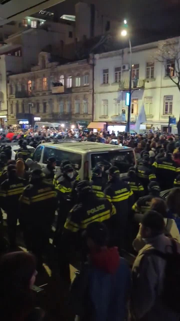 Los manifestantes comenzaron a marchar hacia el distrito Vake de Tbilisi. Vídeo: Nini Gabritchidze/Civil.ge