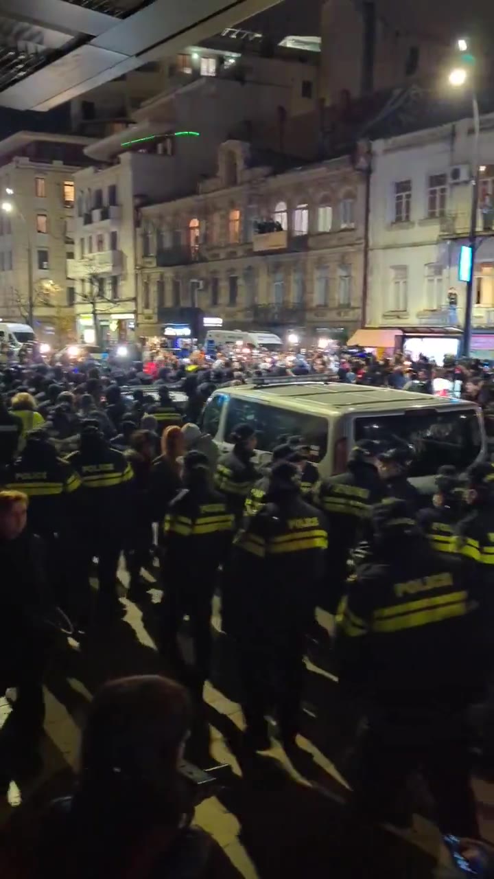 Los manifestantes comenzaron a marchar hacia el distrito Vake de Tbilisi. Vídeo: Nini Gabritchidze/Civil.ge