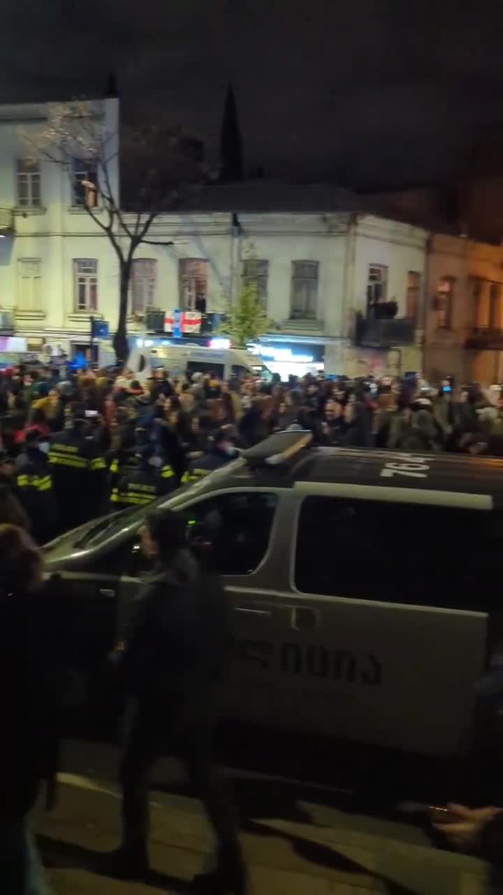 Los manifestantes comenzaron a marchar hacia el distrito Vake de Tbilisi. Vídeo: Nini Gabritchidze/Civil.ge