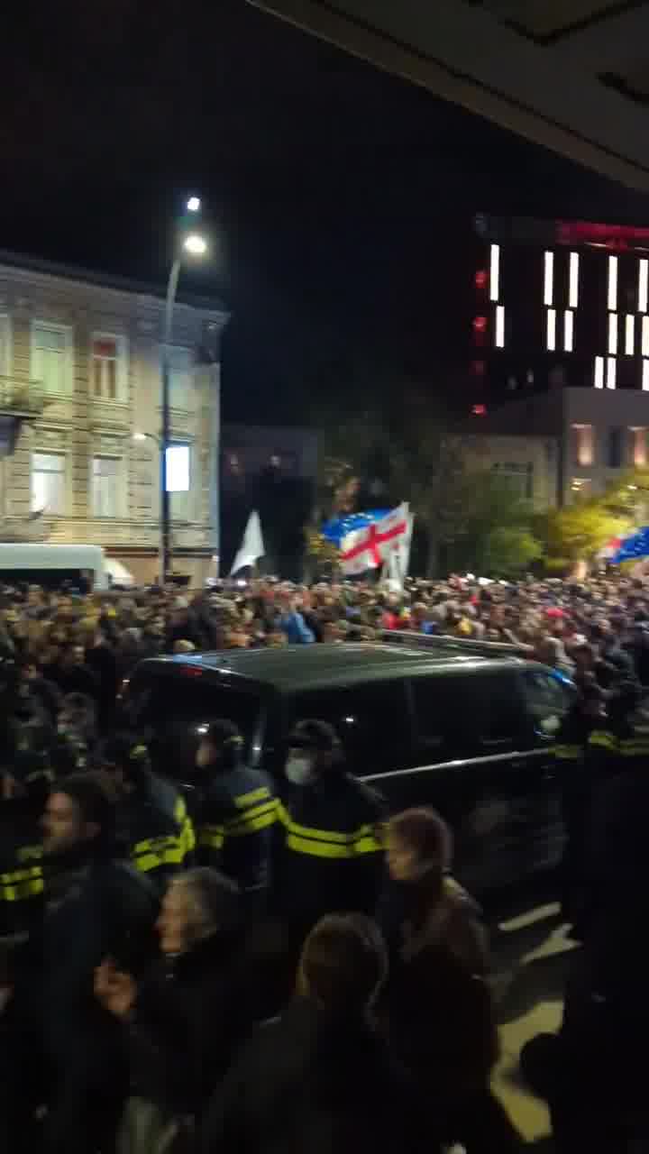 Los manifestantes comenzaron a marchar hacia el distrito Vake de Tbilisi. Vídeo: Nini Gabritchidze/Civil.ge