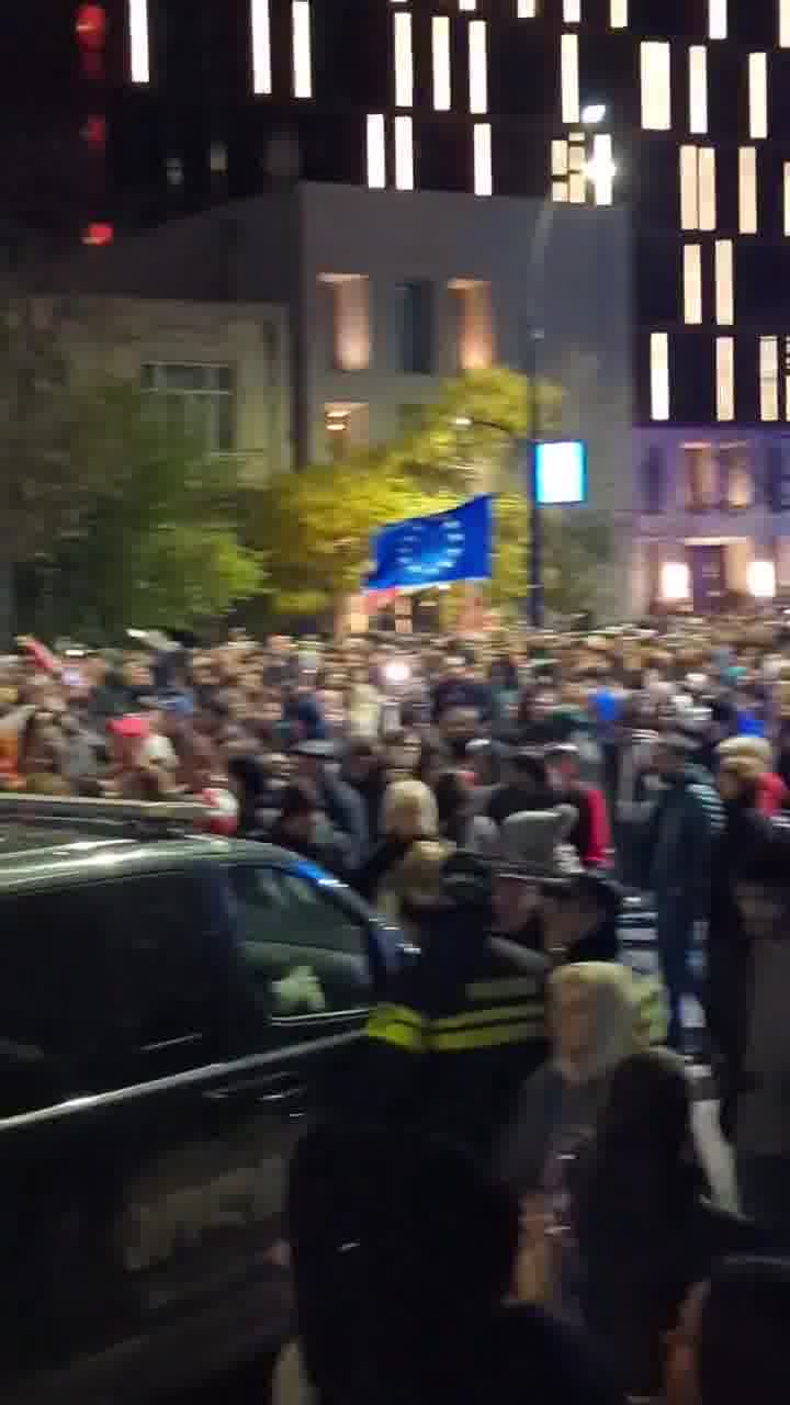 Los manifestantes comenzaron a marchar hacia el distrito Vake de Tbilisi. Vídeo: Nini Gabritchidze/Civil.ge