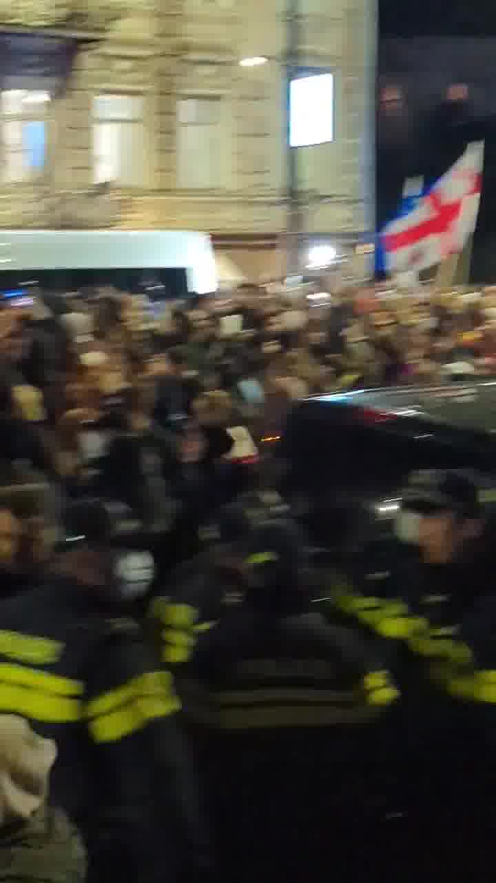 Los manifestantes comenzaron a marchar hacia el distrito Vake de Tbilisi. Vídeo: Nini Gabritchidze/Civil.ge