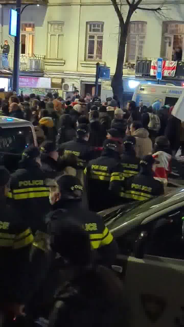 Los manifestantes comenzaron a marchar hacia el distrito Vake de Tbilisi. Vídeo: Nini Gabritchidze/Civil.ge