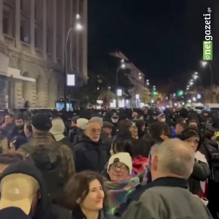 Cada vez hay más ciudadanos reunidos en la avenida Melikishvili, donde la policía ha bloqueado la dirección de Chavchavadze y ha aumentado su presencia. Se espera que la oposición anuncie sus próximos pasos tras la violenta dispersión de esta mañana de la manifestación pacífica nocturna.