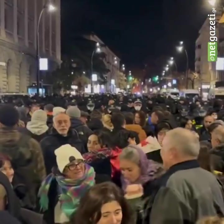 Cada vez hay más ciudadanos reunidos en la avenida Melikishvili, donde la policía ha bloqueado la dirección de Chavchavadze y ha aumentado su presencia. Se espera que la oposición anuncie sus próximos pasos tras la violenta dispersión de esta mañana de la manifestación pacífica nocturna.