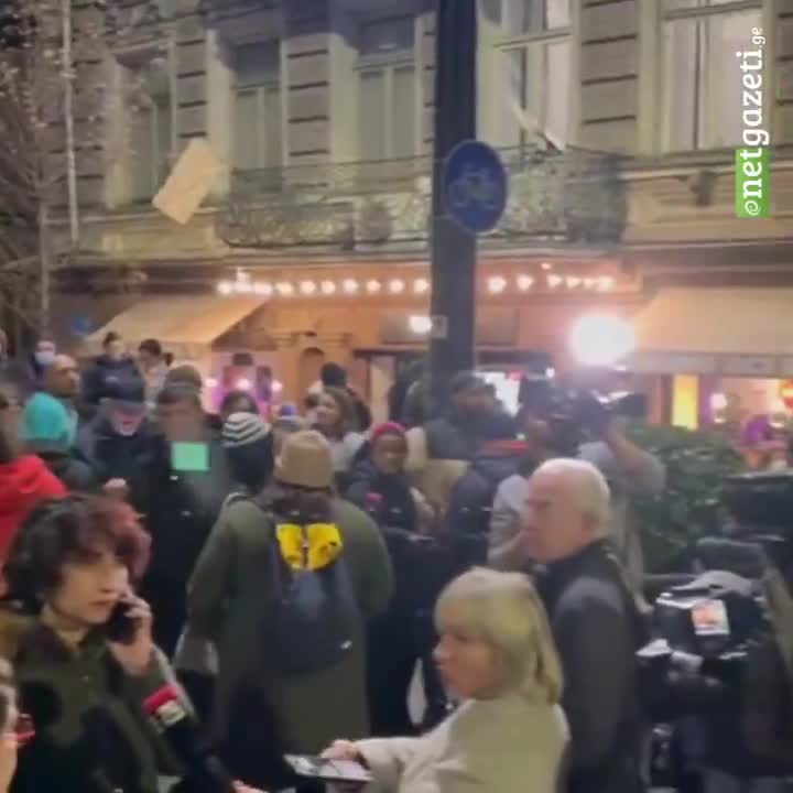 Cada vez hay más ciudadanos reunidos en la avenida Melikishvili, donde la policía ha bloqueado la dirección de Chavchavadze y ha aumentado su presencia. Se espera que la oposición anuncie sus próximos pasos tras la violenta dispersión de esta mañana de la manifestación pacífica nocturna.