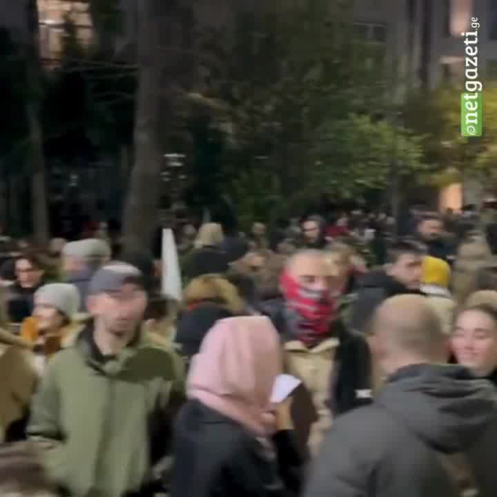 Cada vez hay más ciudadanos reunidos en la avenida Melikishvili, donde la policía ha bloqueado la dirección de Chavchavadze y ha aumentado su presencia. Se espera que la oposición anuncie sus próximos pasos tras la violenta dispersión de esta mañana de la manifestación pacífica nocturna.