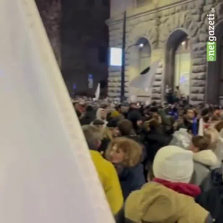 Cada vez hay más ciudadanos reunidos en la avenida Melikishvili, donde la policía ha bloqueado la dirección de Chavchavadze y ha aumentado su presencia. Se espera que la oposición anuncie sus próximos pasos tras la violenta dispersión de esta mañana de la manifestación pacífica nocturna.