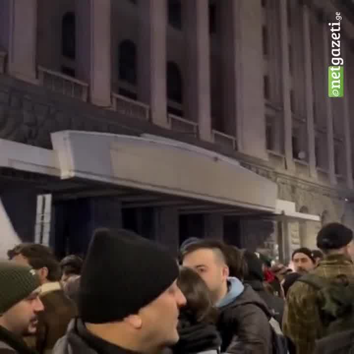 Cada vez hay más ciudadanos reunidos en la avenida Melikishvili, donde la policía ha bloqueado la dirección de Chavchavadze y ha aumentado su presencia. Se espera que la oposición anuncie sus próximos pasos tras la violenta dispersión de esta mañana de la manifestación pacífica nocturna.