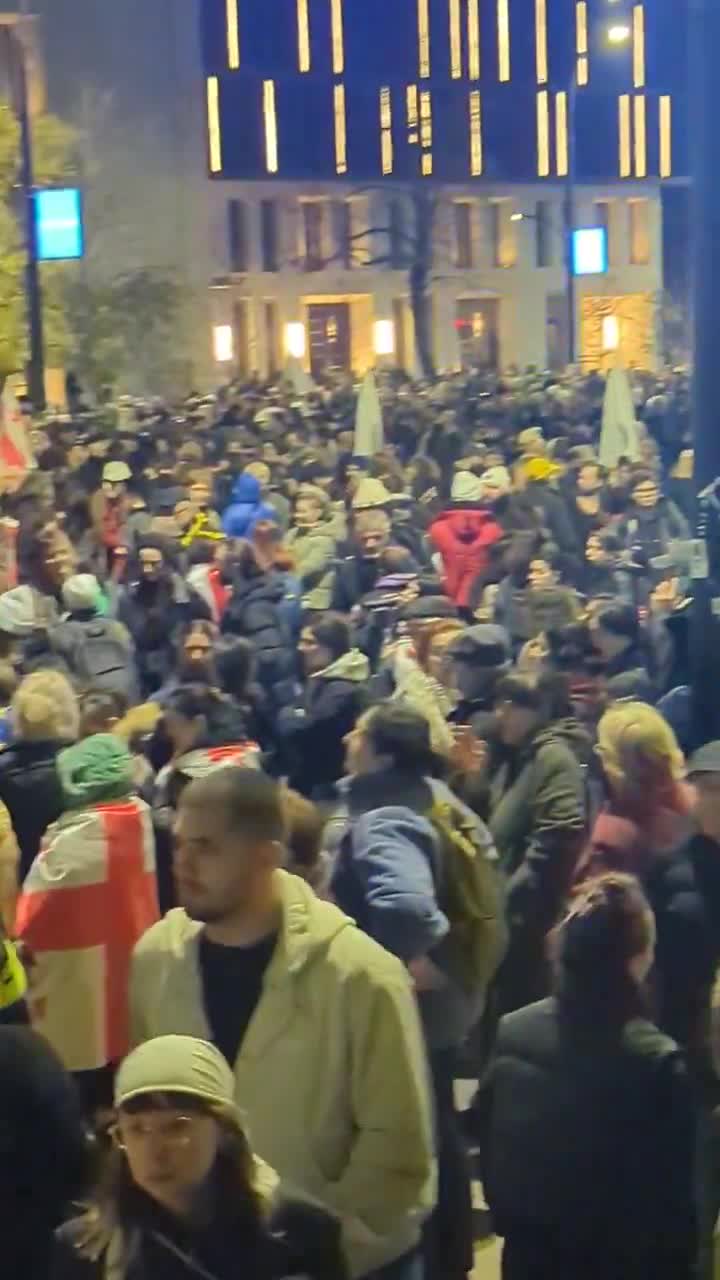 Cada vez más personas se unen a una manifestación en la avenida Melikishvili de Tbilisi, cerca de la Sala de Conciertos de Tbilisi, donde la oposición anunciará los próximos pasos tras la dispersión de la protesta de esta mañana. La policía ha bloqueado la calle. Nini Gabritchidze/Civil.ge