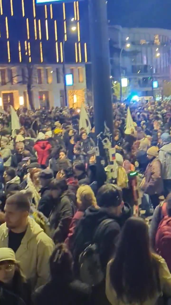 Cada vez más personas se unen a una manifestación en la avenida Melikishvili de Tbilisi, cerca de la Sala de Conciertos de Tbilisi, donde la oposición anunciará los próximos pasos tras la dispersión de la protesta de esta mañana. La policía ha bloqueado la calle. Nini Gabritchidze/Civil.ge