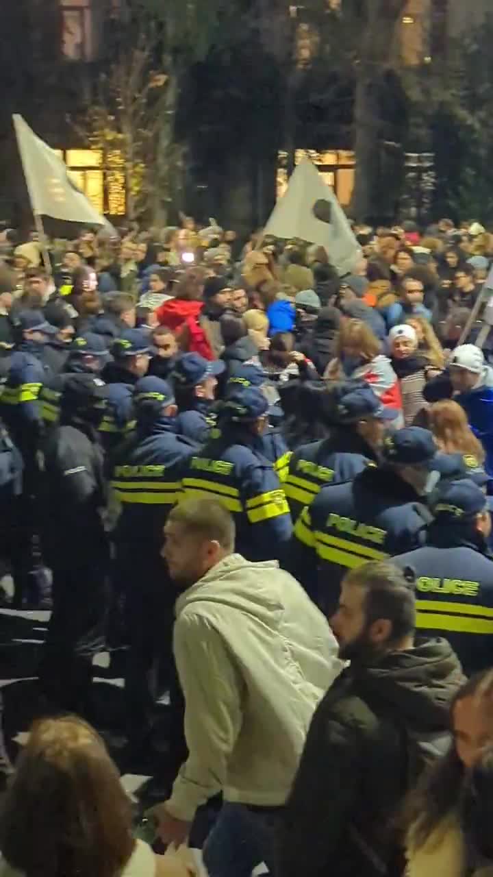 Cada vez más personas se unen a una manifestación en la avenida Melikishvili de Tbilisi, cerca de la Sala de Conciertos de Tbilisi, donde la oposición anunciará los próximos pasos tras la dispersión de la protesta de esta mañana. La policía ha bloqueado la calle. Nini Gabritchidze/Civil.ge