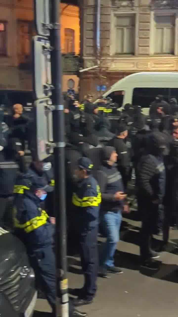 Cada vez más personas se unen a una manifestación en la avenida Melikishvili de Tbilisi, cerca de la Sala de Conciertos de Tbilisi, donde la oposición anunciará los próximos pasos tras la dispersión de la protesta de esta mañana. La policía ha bloqueado la calle. Nini Gabritchidze/Civil.ge