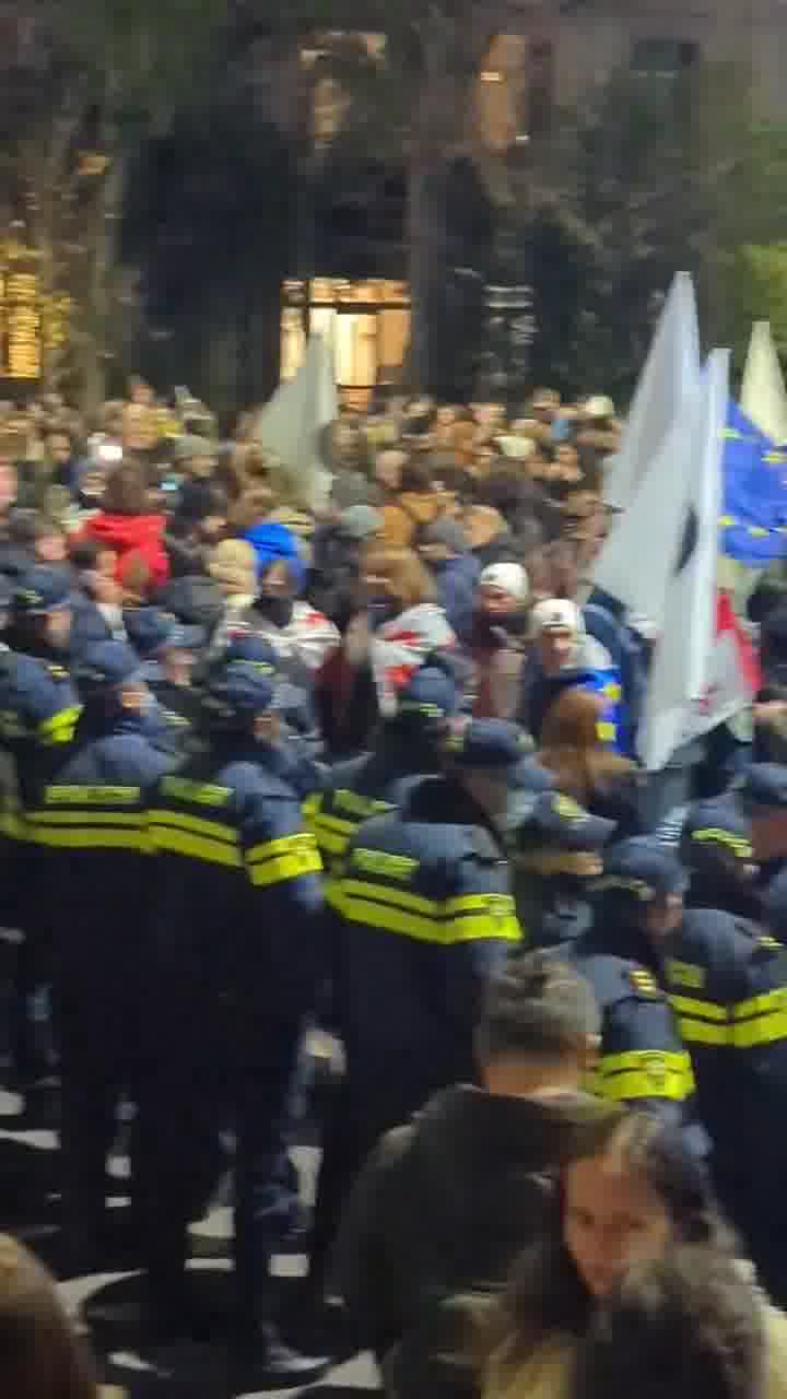 Cada vez más personas se unen a una manifestación en la avenida Melikishvili de Tbilisi, cerca de la Sala de Conciertos de Tbilisi, donde la oposición anunciará los próximos pasos tras la dispersión de la protesta de esta mañana. La policía ha bloqueado la calle. Nini Gabritchidze/Civil.ge