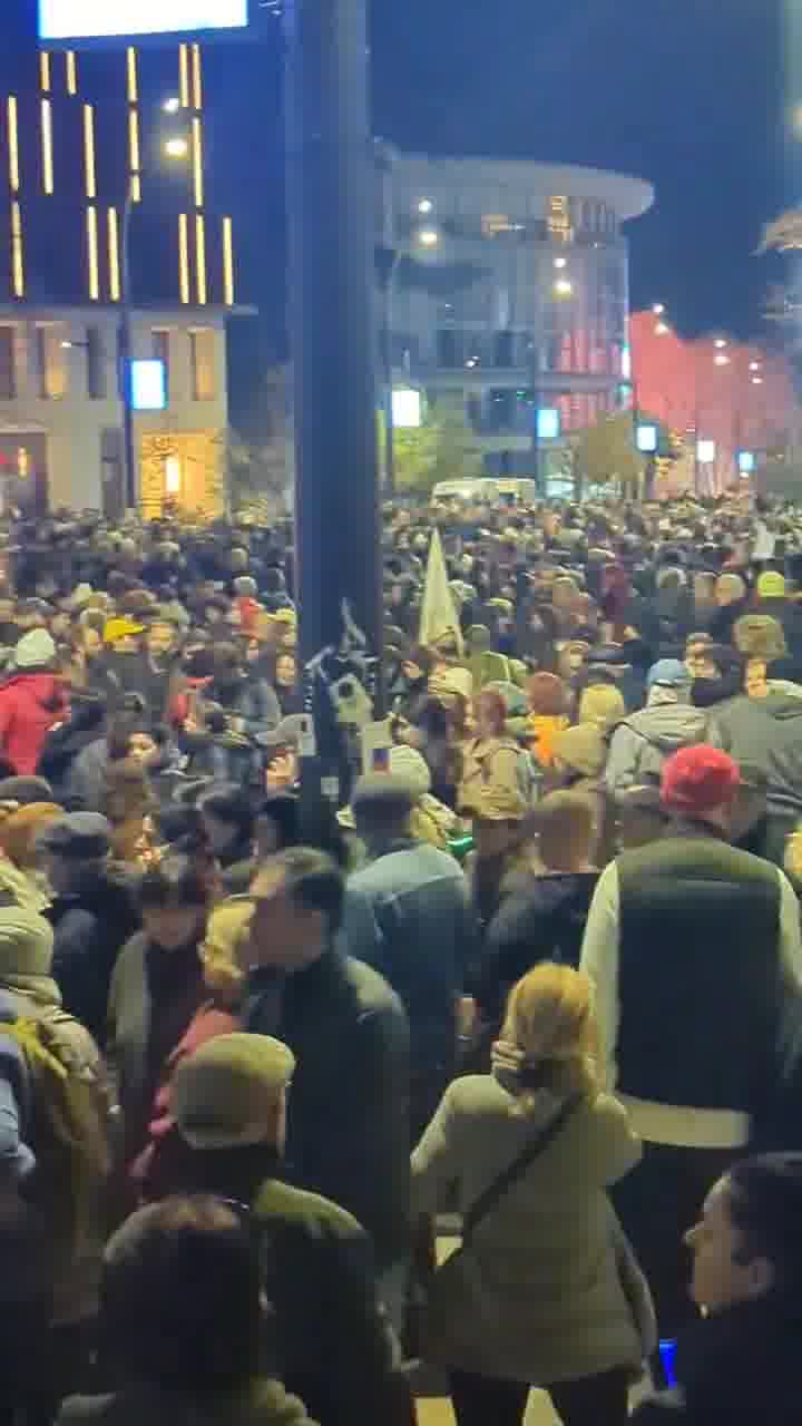 Cada vez más personas se unen a una manifestación en la avenida Melikishvili de Tbilisi, cerca de la Sala de Conciertos de Tbilisi, donde la oposición anunciará los próximos pasos tras la dispersión de la protesta de esta mañana. La policía ha bloqueado la calle. Nini Gabritchidze/Civil.ge