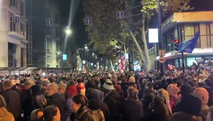 Los manifestantes en Georgia han vuelto a ocupar la intersección de la que fueron expulsados por la policía a primera hora de esta mañana.