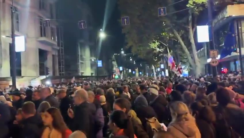 Los manifestantes en Georgia han vuelto a ocupar la intersección de la que fueron expulsados por la policía a primera hora de esta mañana.