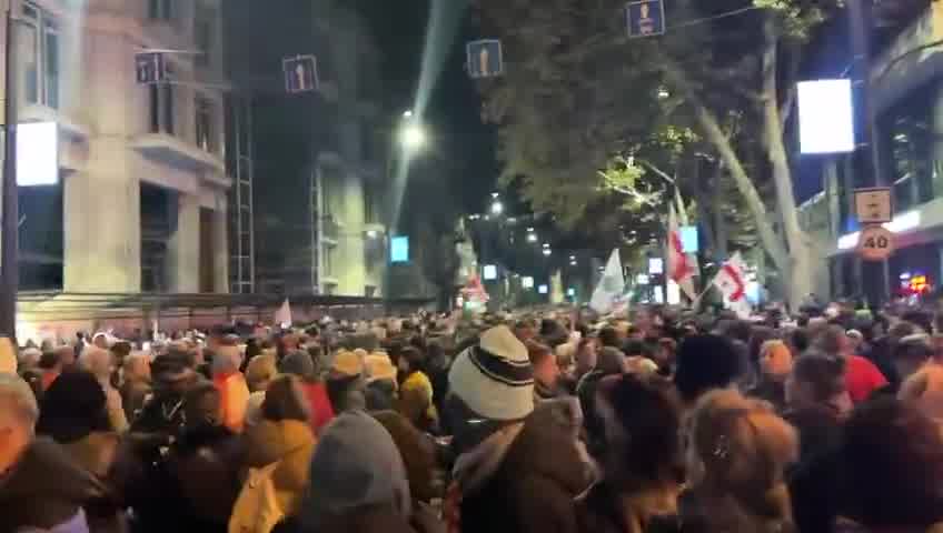 Los manifestantes en Georgia han vuelto a ocupar la intersección de la que fueron expulsados por la policía a primera hora de esta mañana.