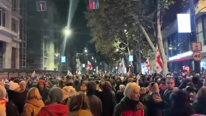 Los manifestantes en Georgia han vuelto a ocupar la intersección de la que fueron expulsados por la policía a primera hora de esta mañana.