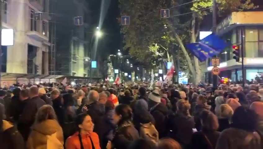 Los manifestantes en Georgia han vuelto a ocupar la intersección de la que fueron expulsados por la policía a primera hora de esta mañana.