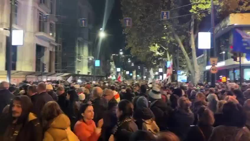 Los manifestantes en Georgia han vuelto a ocupar la intersección de la que fueron expulsados por la policía a primera hora de esta mañana.