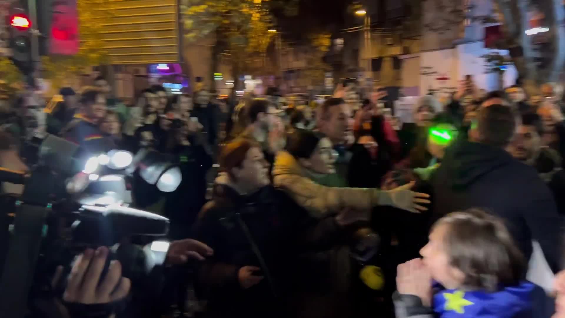 Los manifestantes expulsaron a los periodistas del canal de televisión oficialista Imedi TV de la manifestación