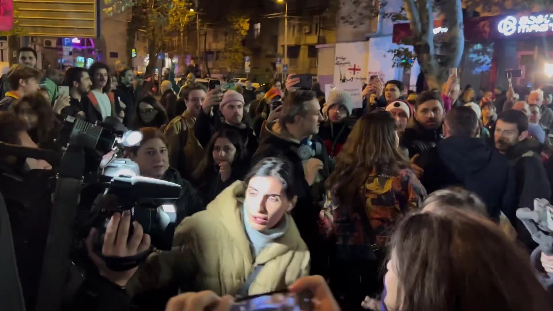 Los manifestantes expulsaron a los periodistas del canal de televisión oficialista Imedi TV de la manifestación