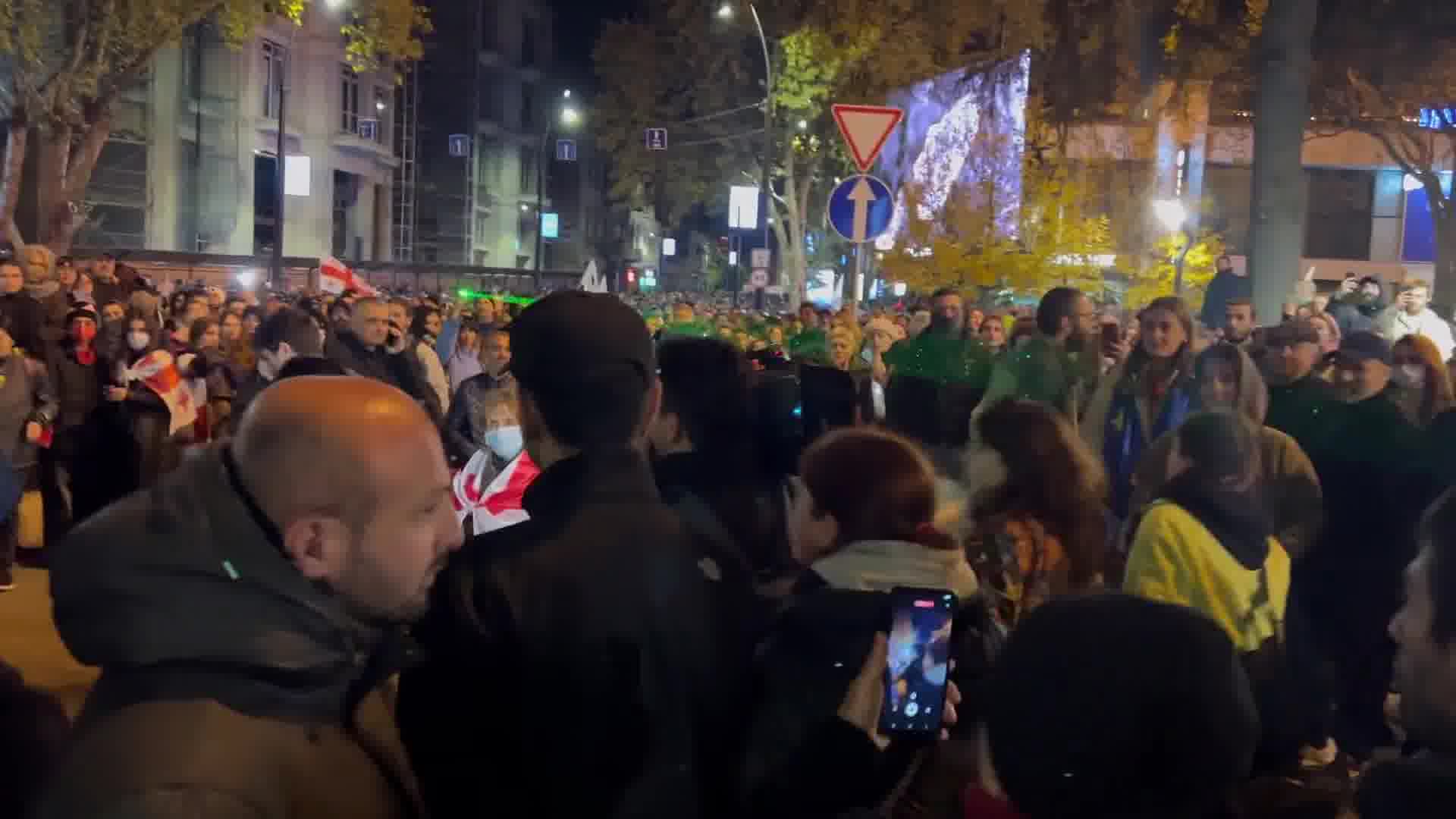 Los manifestantes expulsaron a los periodistas del canal de televisión oficialista Imedi TV de la manifestación