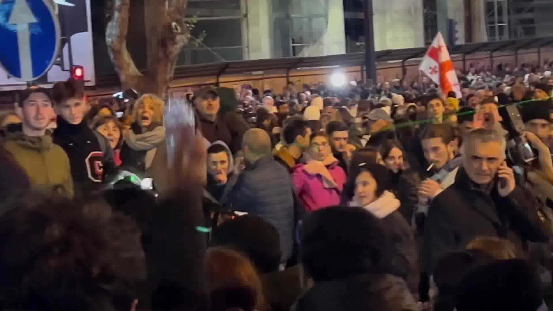 Los manifestantes expulsaron a los periodistas del canal de televisión oficialista Imedi TV de la manifestación