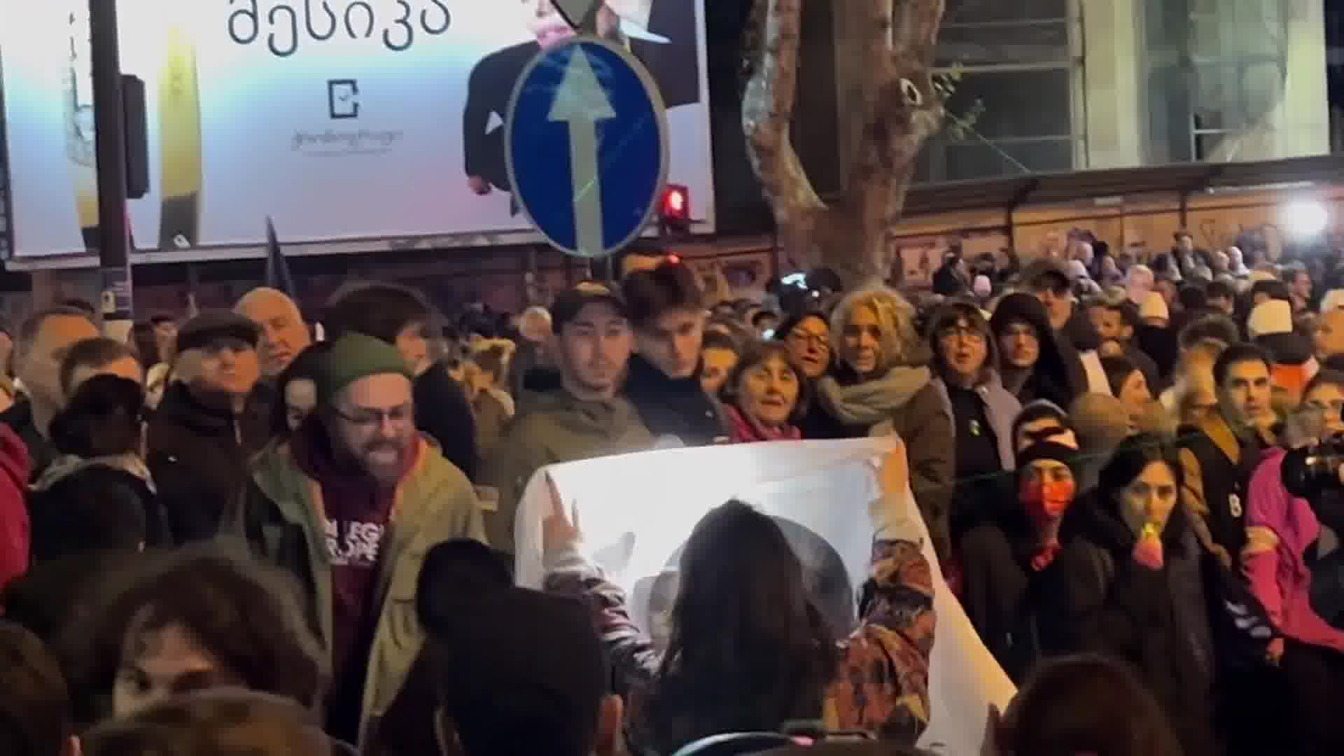 Los manifestantes expulsaron a los periodistas del canal de televisión oficialista Imedi TV de la manifestación