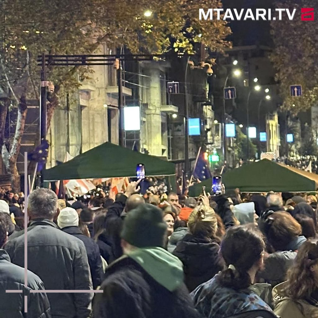 Manifestantes pacíficos llevaron tiendas de campaña a la intersección principal de Tbilisi. Continúa la protesta contra las elecciones amañadas. Foto: Gela Khasaia