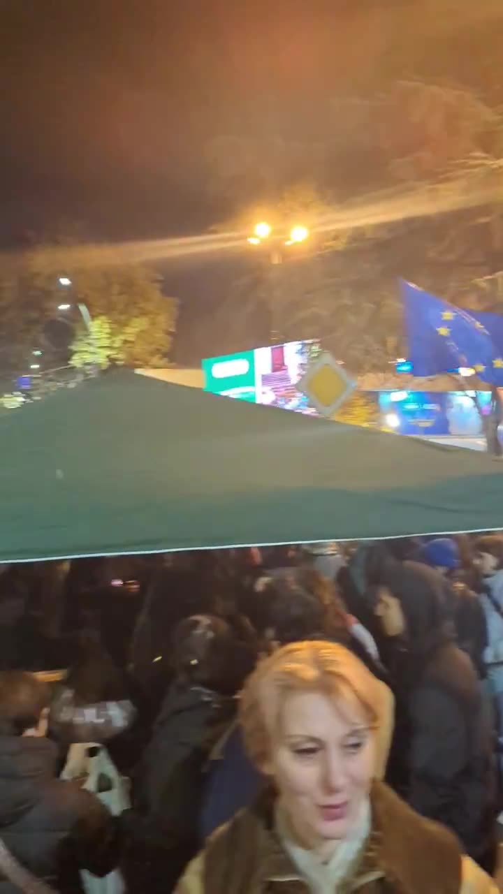 Se han vuelto a instalar tiendas de campaña en el lugar de la protesta, cerca de la Universidad Estatal de Tbilisi, mientras continúa la manifestación. Vídeo: Nini Gabritchidze/Civil.ge