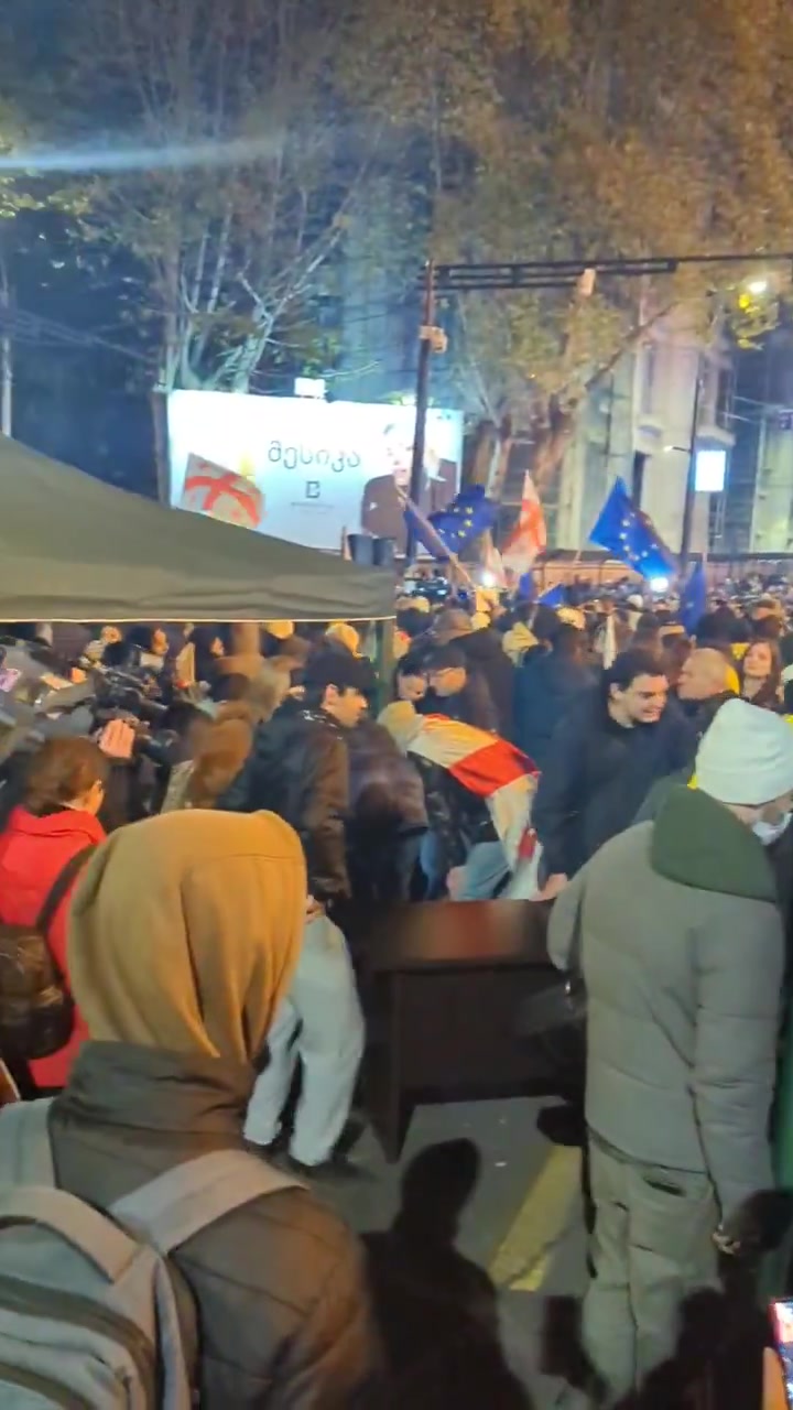 Se han vuelto a instalar tiendas de campaña en el lugar de la protesta, cerca de la Universidad Estatal de Tbilisi, mientras continúa la manifestación. Vídeo: Nini Gabritchidze/Civil.ge