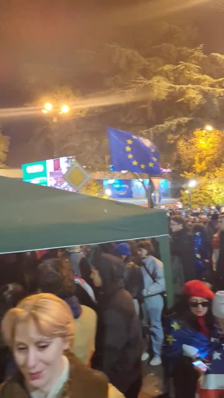 Se han vuelto a instalar tiendas de campaña en el lugar de la protesta, cerca de la Universidad Estatal de Tbilisi, mientras continúa la manifestación. Vídeo: Nini Gabritchidze/Civil.ge