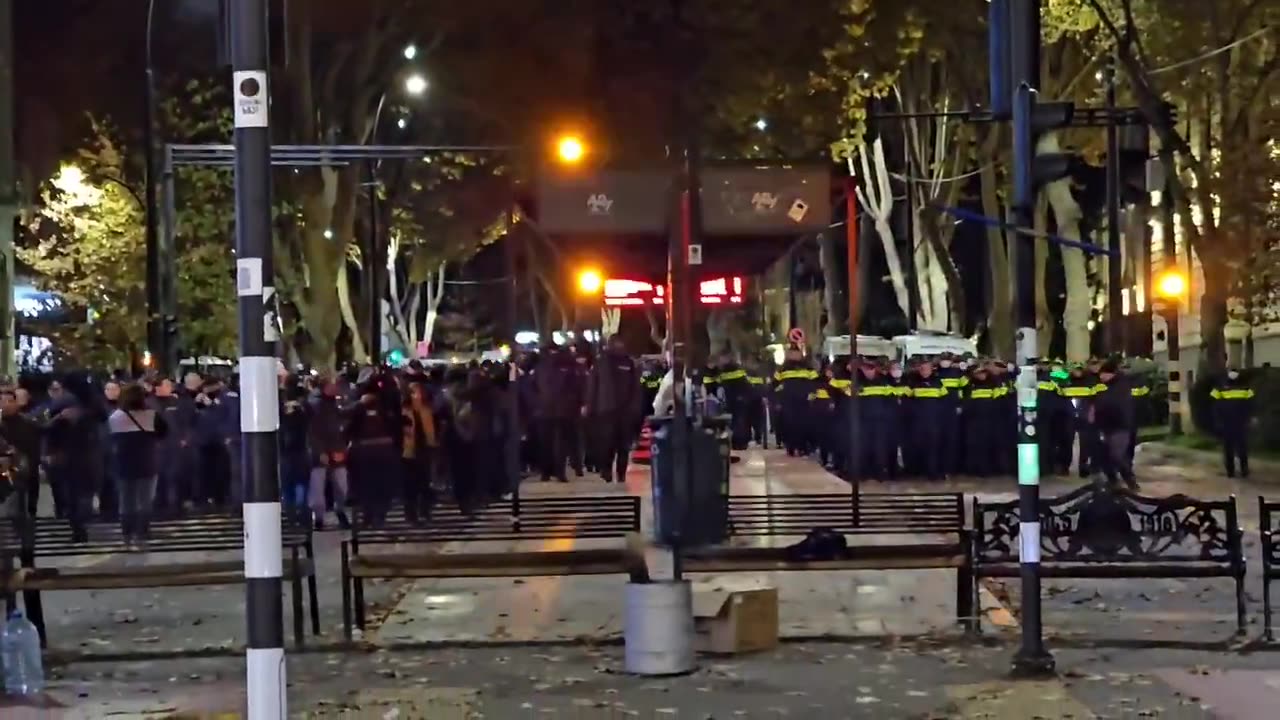 Numerosos agentes de policía se desplegaron en Tbilisi para dispersar a los manifestantes esta noche