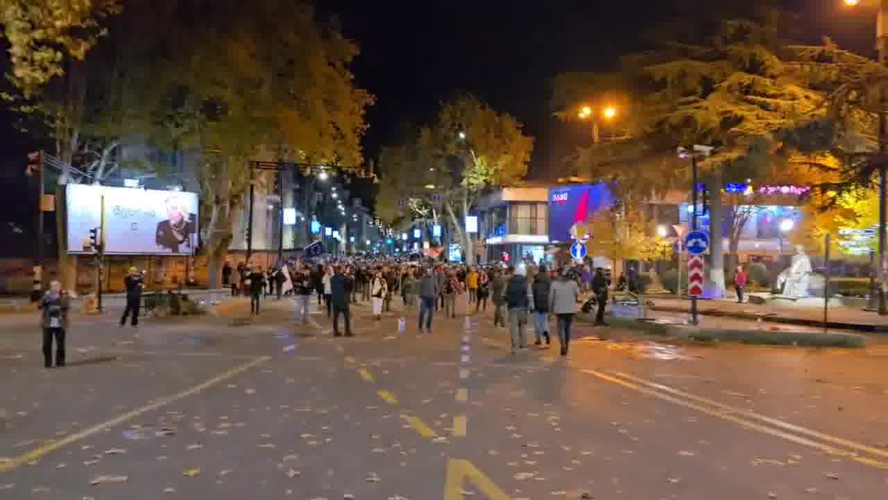 Numerosos agentes de policía se desplegaron en Tbilisi para dispersar a los manifestantes esta noche