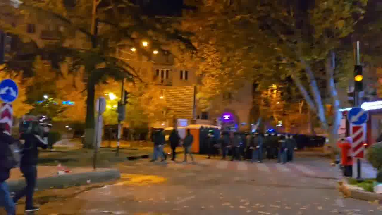 Numerosos agentes de policía se desplegaron en Tbilisi para dispersar a los manifestantes esta noche