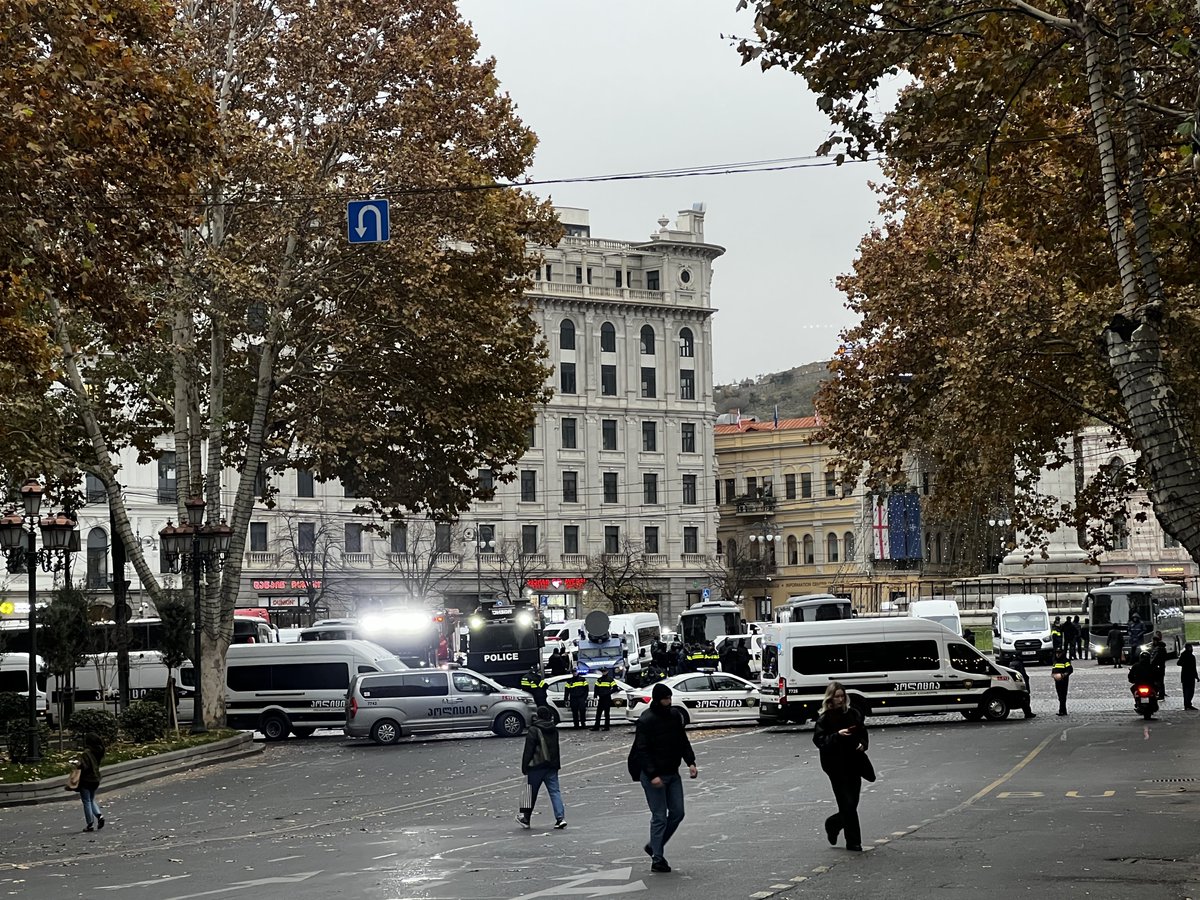 Full mobilization of police forces at the Liberty Square, including water cannons