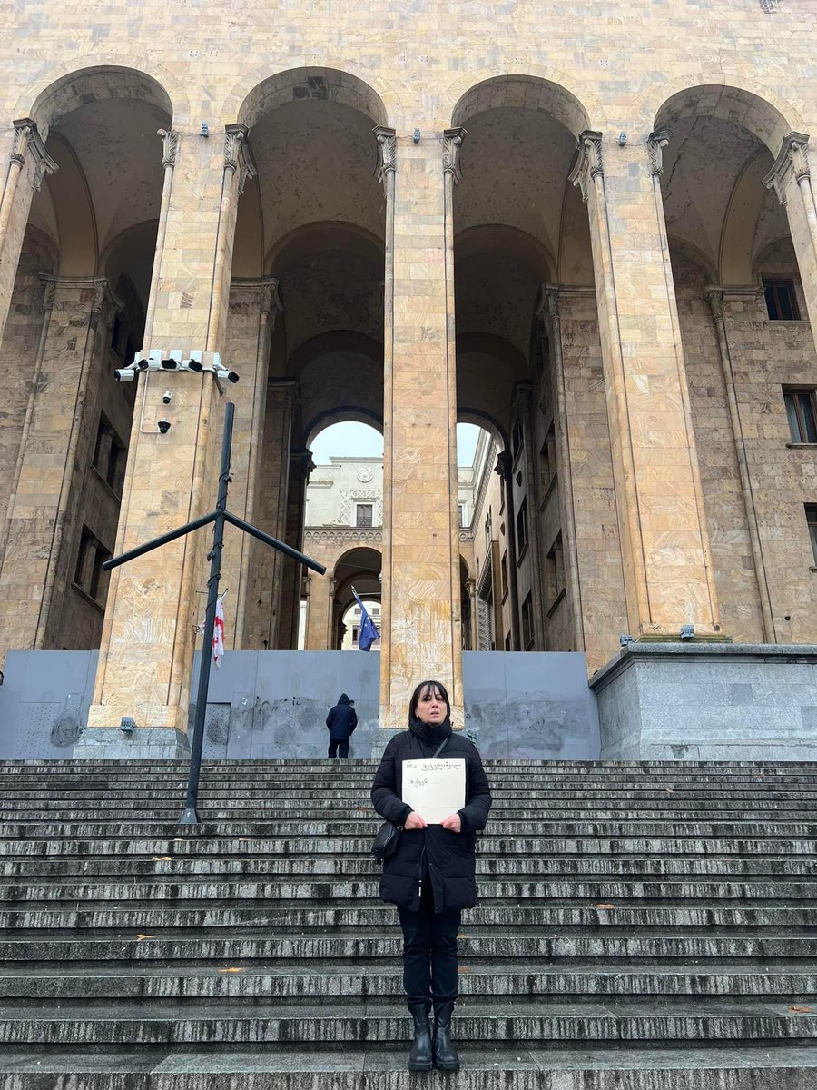 Une manifestation en solitaire a eu lieu devant le Parlement géorgien, avec une femme s'opposant à la candidature présidentielle de Mikheil Kavelashvili. Photo: Elene Kaikhosroshvili