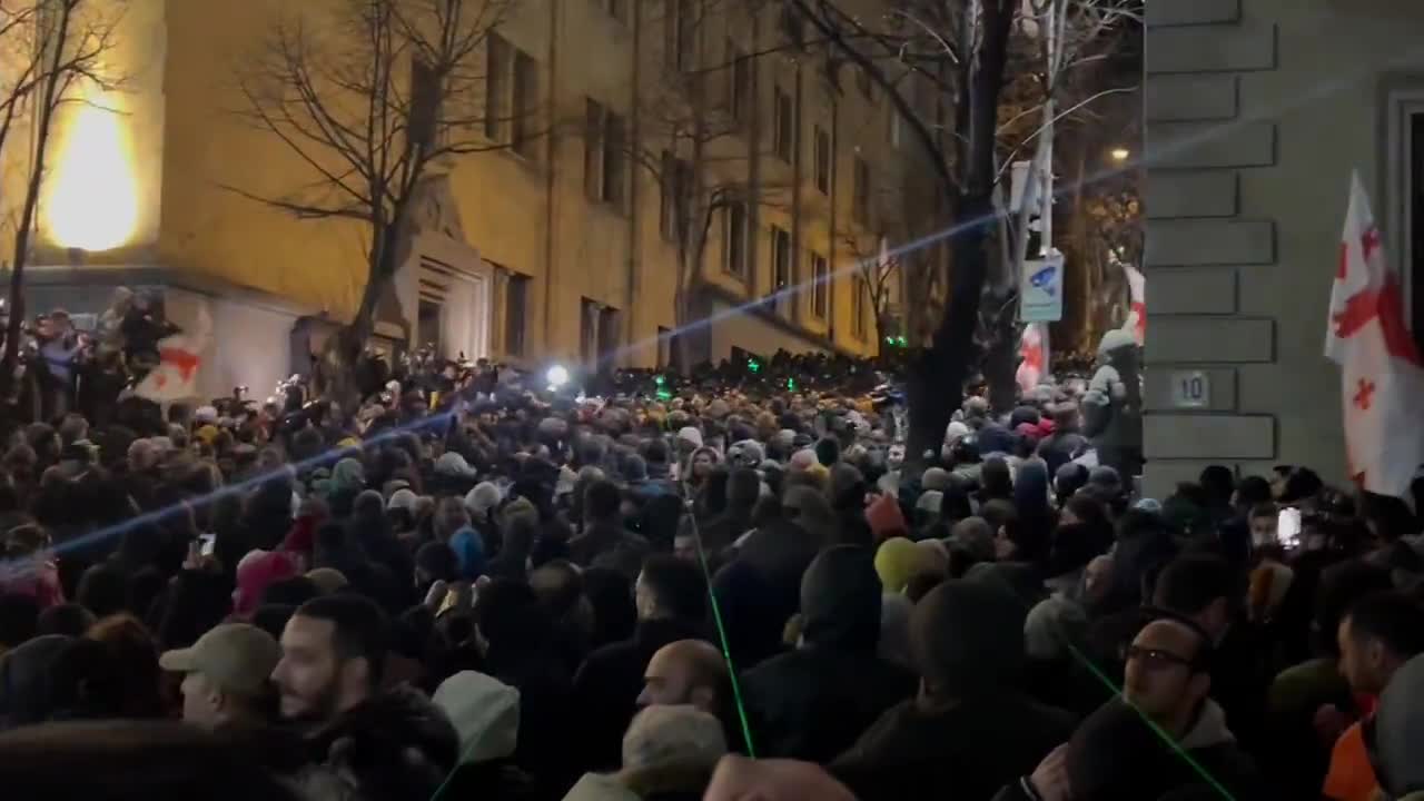 Situation is still tense on the right side of the parliament, police are flashing a strong light against protesters as they flash green lasers at the police. People keep chanting “Russians”