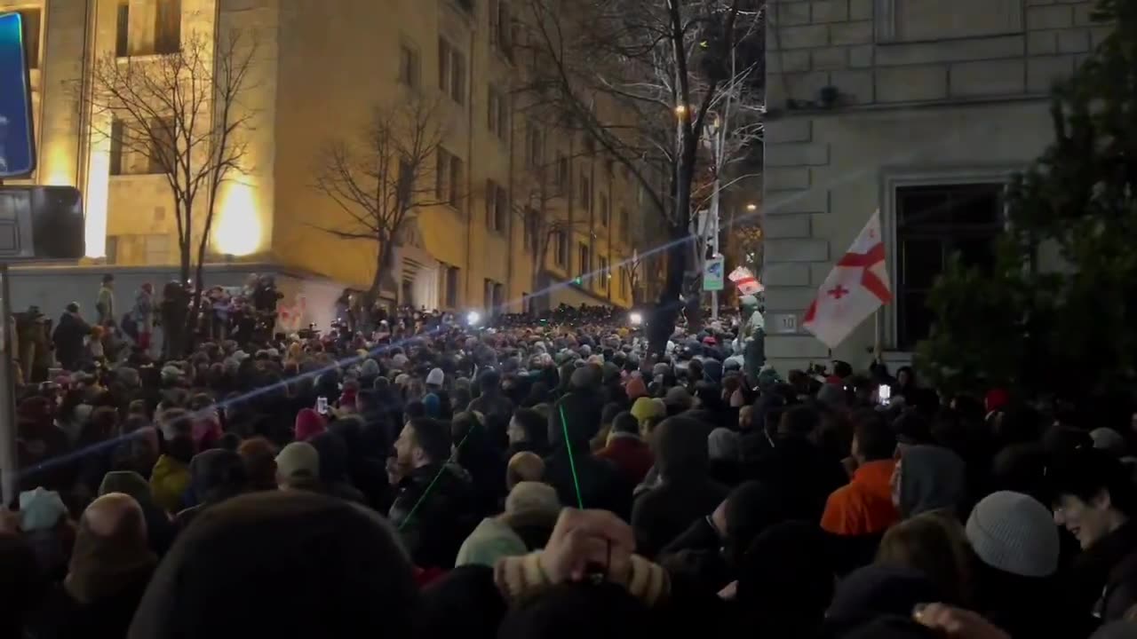 Situation is still tense on the right side of the parliament, police are flashing a strong light against protesters as they flash green lasers at the police. People keep chanting “Russians”