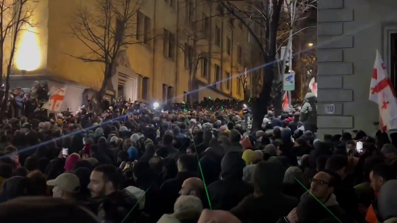 Situation is still tense on the right side of the parliament, police are flashing a strong light against protesters as they flash green lasers at the police. People keep chanting “Russians”